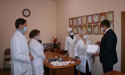 Воспитанники школы-интерната сшили защитные маски для врачей 