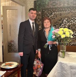 Ветеран труда Любовь Васильевна Мартьянова принимает поздравления с 75-летием
