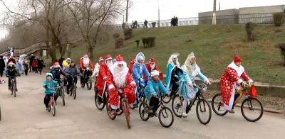 Традиционный парад Дедов Морозов в седьмой раз прошёл на юге Волгограда
