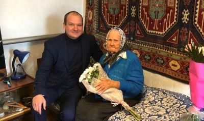 Депутаты гордумы поздравили жительницу Краснооктябрьского района со столетним юбилеем