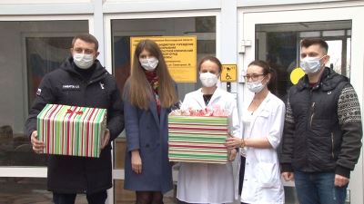 Волгоградские депутаты передали пациентам хосписа сладкие подарки