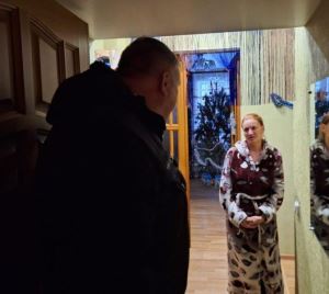 Депутаты обеспечивают тракторозаводцев обогревательными приборами 