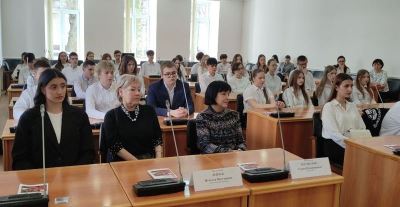 35 старшеклассников Тракторозаводского района побывали сегодня в гордуме
