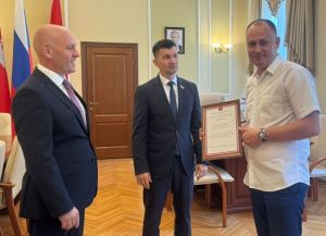Депутаты наградили волгоградца за доставку грузов на Донбасс