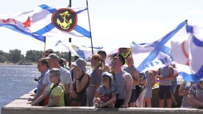 В День ВМФ волгоградцы почтили память моряков и речников – защитников Сталинграда