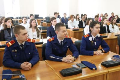 Депутаты рассказали старшеклассникам о своей работе и обсудили вопросы развития города
