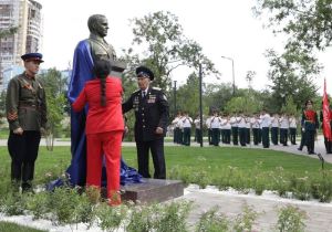 В Волгограде торжественно открыли бюст генерал-лейтенанта госбезопасности Александра Воронина