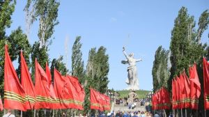 С раннего утра на Мамаев курган течет река людей