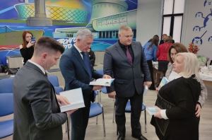 Депутаты гордумы подготовили открытки знаменитому писателю
