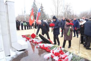 По поручению участниц Сталинградской битвы Валентины Подлесной и Александры Машковой председатель гордумы возложил цветы к памятнику воинам 62-й и 65-й Армий